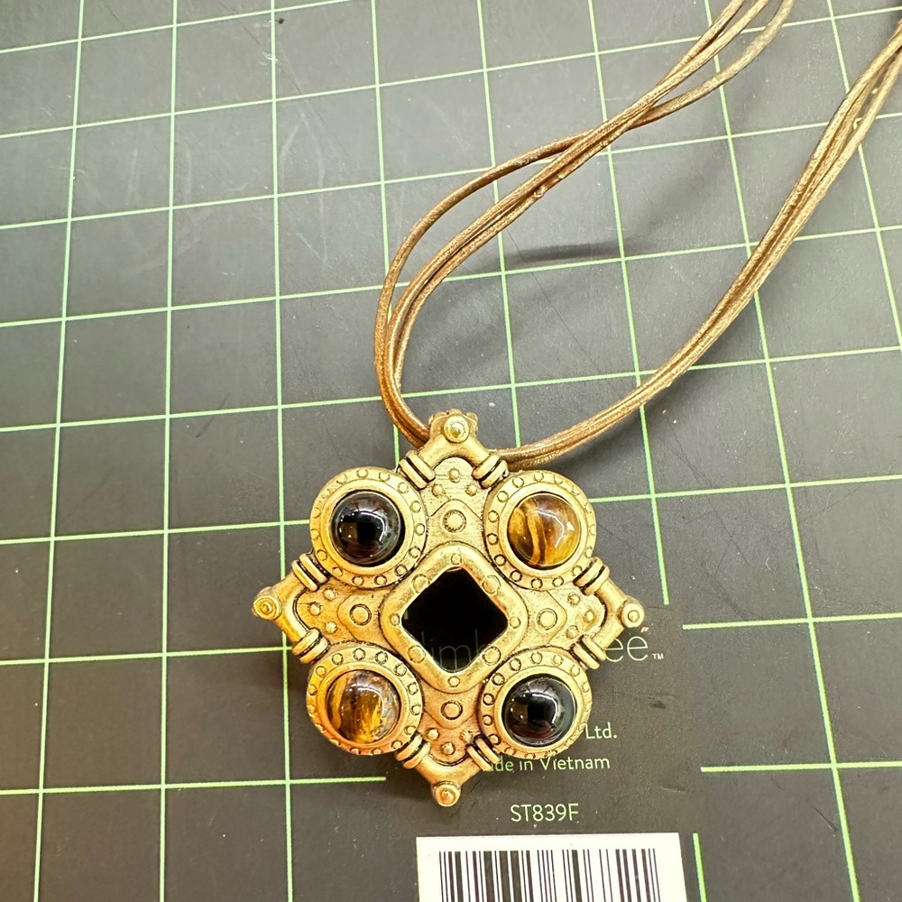 Beautiful Premier costume jewelry necklace with removable charm